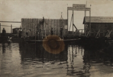 Prace przy budowie łazienek na "wyspie strzeleckiej" na Krznie w Białej Podlaskiej [fotografia]