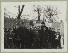 Sadzenie drzewek przez uczniów Szkoły Powszechnej nr 3 na ul. Dreszera przed płotem fabryki Raabego [fotografia]