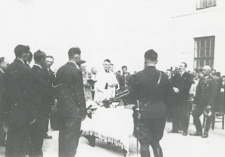 Przedstawiciele 34 Pułku Piechoty w Białej Podlaskiej odbierają granatnik wz. 36 ufundowany przez mieszkańców Tucznej [fotografia]