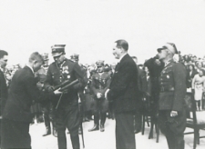 Przedstawiciele 34 Pułku Piechoty w Białej Podlaskiej odbierają granatnik wz. 36 ufundowany przez mieszkańców Tucznej [fotografia]