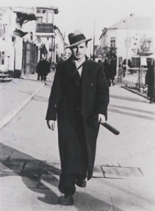 Pracownik Podlaskiej Wytwórni Samolotów w Białej Podlaskiej - Paweł Wojtczak na Placu Wolności [fotografia]