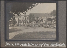 Autokolonne auf dem Marktplatz [fotografia]