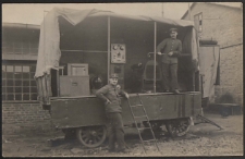[Żołnierze niemieccy przy samochodzie z agregatami prądotwórczymi w Białej] : [pocztówka]