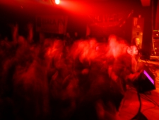 Koncert (gig) zespołu Back to Reality "Piątek 13-go”, 13 kwietnia 2007 r., Muzyczna Apteka, ul. Kościuszki, Biała Podlaska : "zamglona" publiczność