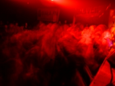 Koncert (gig) zespołu Back to Reality "Piątek 13-go”, 13 kwietnia 2007 r., Muzyczna Apteka, ul. Kościuszki, Biała Podlaska : publiczność we mgle