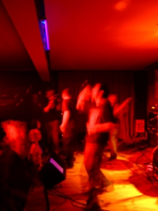 Koncert (gig) zespołu Back to Reality "Piątek 13-go”, 13 kwietnia 2007 r., Muzyczna Apteka, ul. Kościuszki, Biała Podlaska : publiczność i zespół we mgle