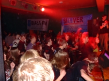 Koncert (gig) zespołu Back to Reality "Piątek 13-go”, 13 kwietnia 2007 r., Muzyczna Apteka, ul. Kościuszki, Biała Podlaska : "zamglona" publiczność i zespół