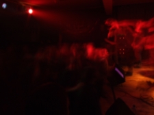 Koncert (gig) zespołu Back to Reality "Piątek 13-go”, 13 kwietnia 2007 r., Muzyczna Apteka, ul. Kościuszki, Biała Podlaska : publiczność i zespół we mgle