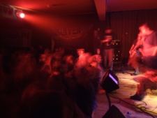 Koncert (gig) zespołu Back to Reality "Piątek 13-go”, 13 kwietnia 2007 r., Muzyczna Apteka, ul. Kościuszki, Biała Podlaska : "zamglona" publiczność i zespół