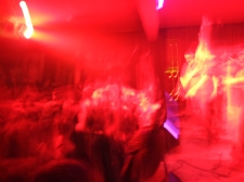 Koncert (gig) zespołu Back to Reality "Piątek 13-go”, 13 kwietnia 2007 r., Muzyczna Apteka, ul. Kościuszki, Biała Podlaska : publiczność i zespół we mgle