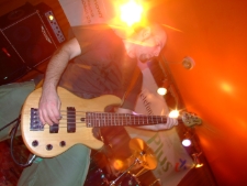 Koncert (gig) zespołu Back to Reality "Piątek 13-go”, 13 kwietnia 2007 r., Muzyczna Apteka, ul. Kościuszki, Biała Podlaska : Mariusz „Żuber” Kozak–Sikorski, grający na gitarze yamaha