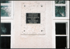 Cmentarze i miejsca pamięci w pow. Biała Podlaska : gm. Biała Podlaska: tablica upamiętniająca ruch oporu i ofiary drugiej wojny światowej na ścianie szkoły w Dokudowie : fotografia