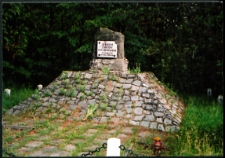 Cmentarze i miejsca pamięci w pow. Biała Podlaska : gm. Biała Podlaska: kurhan z pomnikiem w lesie Hola upamiętniajacy ofiary zbrodni z okresu II wojny światowej : fotografia