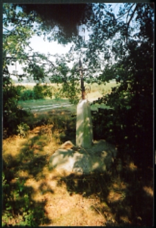 Cmentarze i miejsca pamięci w pow. Biała Podlaska : gm. Jan&oacute;w Podlaski : pomnik z krzyżem w Klonownicy Małej : fotografia