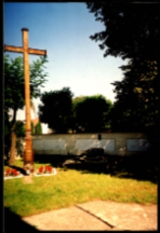 Cmentarze i miejsca pamięci w pow. Biała Podlaska : gm. Kodeń : nieczynny cmentarz przy kościele św. Anny w Kodniu : fotografia