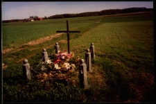 Cmentarze i miejsca pamięci w pow. Biała Podlaska : gm. Kodeń : bezimienna mogiła żołnierza z września 1939 r. w Kopytowie : fotografia