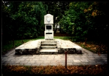 Cmentarze i miejsca pamięci w pow. Biała Podlaska : gm. Leśna Podlaska : obelisk upamiętniający uczestników ruchu oporu 1939-1945 z okolic Leśnej Podlaskiej : fotografia