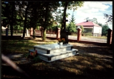 Cmentarze i miejsca pamięci w pow. Biała Podlaska : gm. Łomazy : nieczynny cmentarz przy kościele Św. Apostołów Piotra I Pawła : fotografia