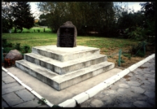 Cmentarze i miejsca pamięci w pow. Biała Podlaska : gm. Łomazy : pomnik żołnierzy BCh w Łomazach : fotografia