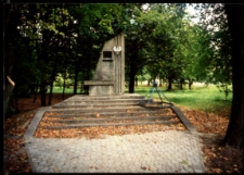 Cmentarze i miejsca pamięci w pow. Biała Podlaska : gm. Łomazy : pomnik upamiętniający bojowników ruchu oporu 1939-1945 w Łomazach : fotografia