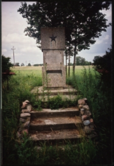 Cmentarze i miejsca pamięci w pow. Biała Podlaska : gm. Piszczac : pomnik upamiętniajacy jeńców radzieckich rozstrzelanych w 1942 r. w kolonii Piszczac : fotografia