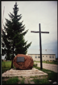 Cmentarze i miejsca pamięci w pow. Biała Podlaska : gm. Piszczac : głaz w Połoskach poświęcony żołnierzom WP z września 1939 r. : fotografia