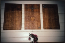 Cmentarze i miejsca pamięci w pow. Biała Podlaska : gm. Rossosz : tablice pamiątkowe poświęcone bohaterom narodowym w kościele św. Stanisława Biskupa Męczennika w Rossoszu : fotografia