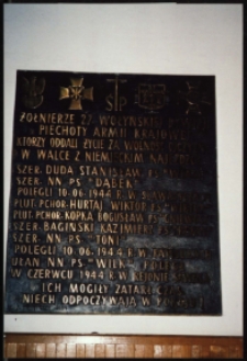 Cmentarze i miejsca pamięci w pow. Biała Podlaska : gm. Sławatycze : tablica na ścianie kościoła w Sławatyczach poświęcona żołnierzom 27 Wołyńskiej Dywizji Piechoty AK : fotografia