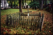 Cmentarze i miejsca pamięci w pow. Biała Podlaska : gm. Sławatycze : nieczynny cmentarz przycerkiewny dawniej unicki w Sławatyczach : fotografia