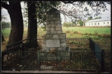 Cmentarze i miejsca pamięci w pow. Biała Podlaska : gm. Sosnówka : pomnik z tablicą upamiętniający walkę z okupantem w Motwicy : fotografia