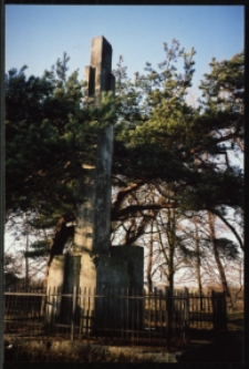 Cmentarze i miejsca pamięci w pow. Biała Podlaska : gm. Terespol : Pomnik Niepodległości i Nieznanego Żołnierza w Koroszczynie (przed odnowieniem) : fotografia