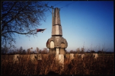 Cmentarze i miejsca pamięci w pow. Biała Podlaska : gm. Terespol : obelisk w Polatyczach na kurhanie upamiętniający potyczkę wojsk polskich i rosyjskich w 1794 roku : fotografia