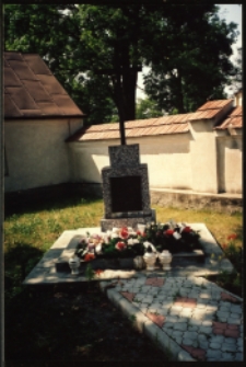 Cmentarze i miejsca pamięci w pow. Biała Podlaska : gm. Tuczna : pomnik poświęcony mieszkańcom Tucznej poległym w I i II wojnie światowej : fotografia