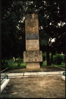 Cmentarze i miejsca pamięci w pow. Biała Podlaska : gm. Wisznice : pomnik poległym w latach 1939-1944 w Wisznicach : fotografia