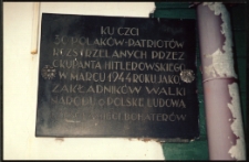 Cmentarze i miejsca pamięci w pow. Biała Podlaska : gm. Wisznice : tablica pamiątkowa w Wisznicach ku czci 30 Polaków - Patriotów rozstrzelanych przez okupanta w 1944 r. : fotografia