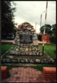 Cmentarze i miejsca pamięci w pow. Biała Podlaska : gm. Wisznice : pomnik pamięci ofiar zamordowanych w latach 1939-1944 na terenie szkoły podstawowej w Wisznicach : fotografia