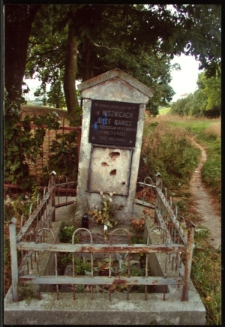 Cmentarze i miejsca pamięci w pow. Biała Podlaska : gm. Wisznice : pomnik upamiętniający pierwszą ofiarę zbrodni hitlerowskich w Wisznicach : fotografia