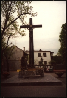 Cmentarze i miejsca pamięci w pow. Biała Podlaska : miasto Międzyrzec Podlaski : krżyż na Placu Zbawiciela w Międzyrzecu Podlaskim : fotografia