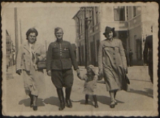 Jan Dunia plutonowy 34 Pułku Piechoty w Białej Podlaskiej z żoną Marią i nieznaną kobietą z dzieckiem [fotografia]