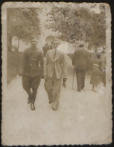 Żołnierz 34 Pułku Piechoty w Parku Radziwiłłowskim w Białej Podlaskiej [fotografia]