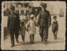 Plutonowy Jan Dunia z córkami Krystyną i Ireną, synem Wiesławem oraz kolegą z 34 pp na Placu Wolności [fotografia]