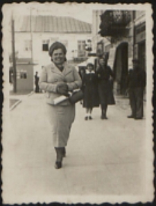 Maria Dunia żona Jana Duni żołnierza 34 pp na Placu Wolności w Białej Podlaskiej [fotografia]