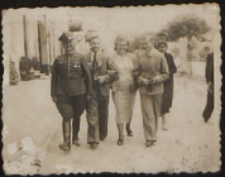 Żołnierz 34 pp Jan Dunia z żoną Marią i kolegami na Placu Wolności [fotografia]