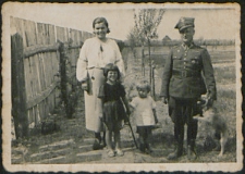 Jan Dunia żołnierz 34 pp z żoną Marią i córkami Ireną i Krystyną w ogrodzie przydomowym na ul. Glinki w Białej Podlaskiej [fotografia]