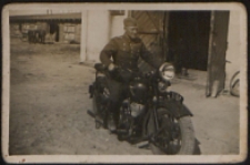 Plut. Jan Dunia na motocyklu wojskowym przed garażami 34 Pułku Piechotyw w Białej Podlaskiej [fotografia]