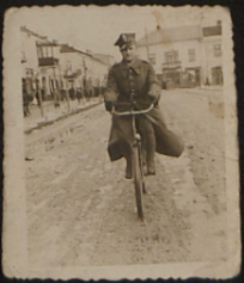 Jan Dunia plutonowy 34 Pułku Piechoty jedzie rowerem na Placu Wolności w Białej Podlaskiej [fotografia]