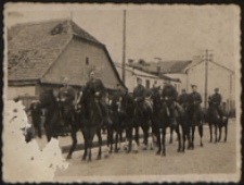 Żołnierze garnizonu bialskiego na ul. Piłsudskiego [fotografia]