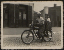 Irena Dunia córka żołnierza 34 pp na motorze na ul.Piłsudskiego w Białej Podlaskiej [fotografia]