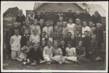 Pamiątkowe zdjęcie uczniów klasy VII kończących naukę w Szkole Powszechnej nr 1 w Białej Podlaskiej z nauczycielem Józefem Furmanem [fotografia]