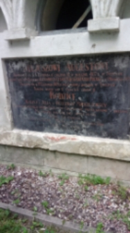 Tablica na kaplicy grobowej Mierzejewskich w Neplach [fotografia]